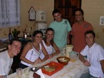 Bei Miltons Familie zu Gast: Thiago, Miltons Schwester Martha, Roberta neben (Ehemann und Bruder von Milton) Murilo, Milton sowie Fernando, Freund von Martha.