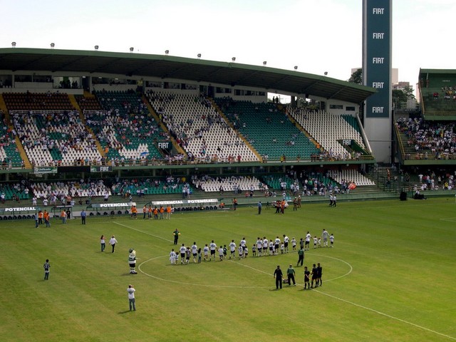 Im Stadion, Curitiba gewinnt 3:2 gegen Paran�