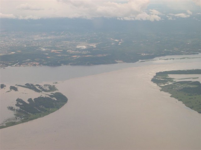 Der ber�hmte Encontro das �guas, wo sich die zwei Fl�sse Rio Negro und Rio Solim�es zum Rio Amazonas vereinen