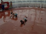 Die Kinder haben Spa� an Deck