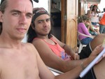 Thi�go und Milton entspannt an Deck.