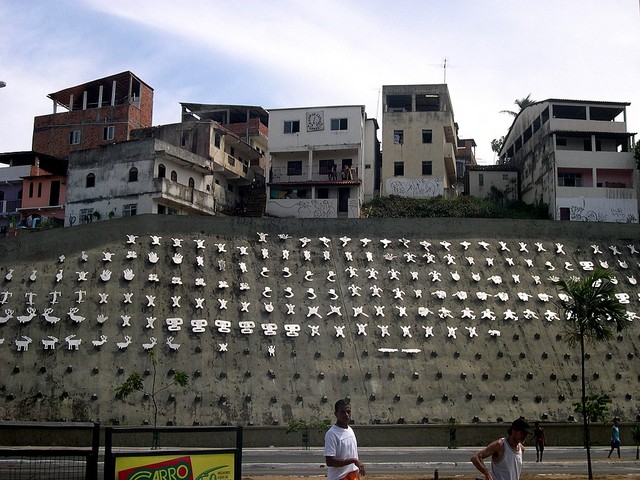 Ein h�bsches Projekt, um eine verarmte Siedlung aufzuwerten, ist dieses Kunstwerk. Leider hat das liebe Volk die H�lfte der Symbolschilder mitgehen lassen.
Erinnert mich irgendwie an Space Invaders.