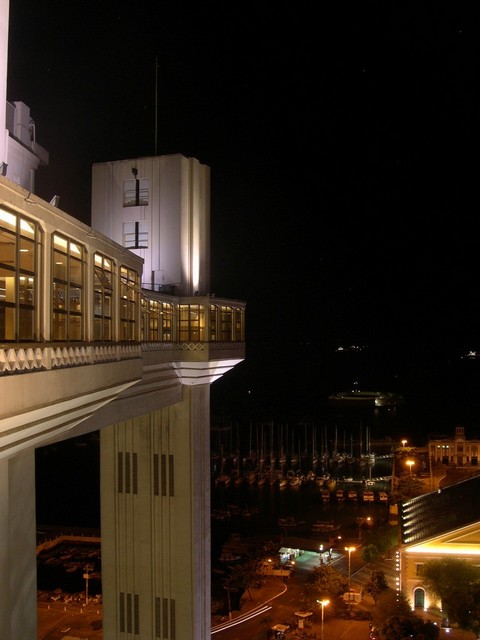 Der br�hmte Elevador Lacerda mit Blick auf die Cidade Baixa.