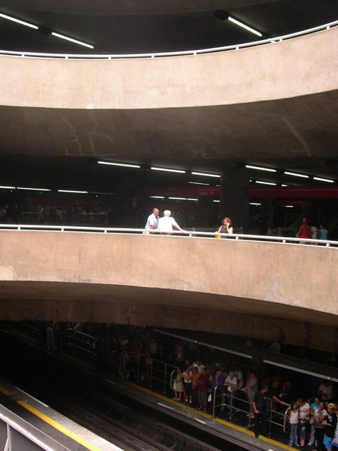 Vertikale Ansichten in der Metro-Station Fe im Zentrum Sao Paulos